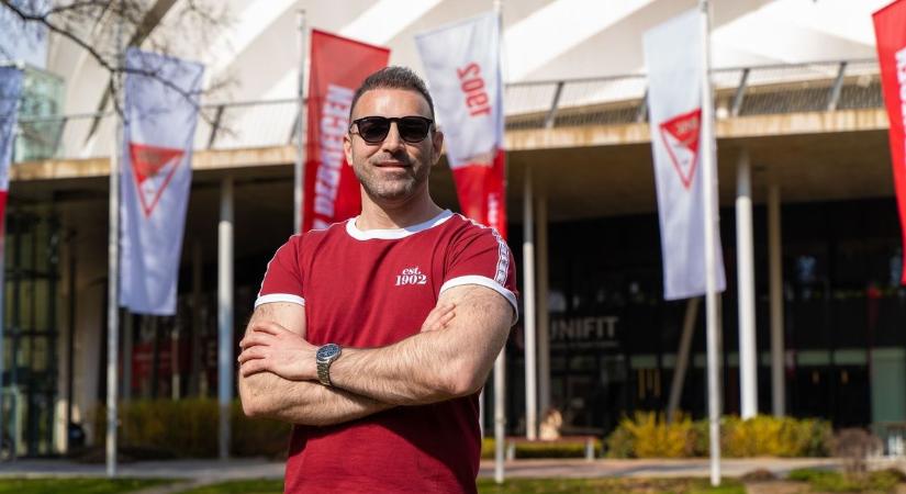 Fogy a levegő a karlendítős botrányba keveredett tiszás körül: már az izraeli nagykövetség is felszólítást intézett Magyar Péterékhez