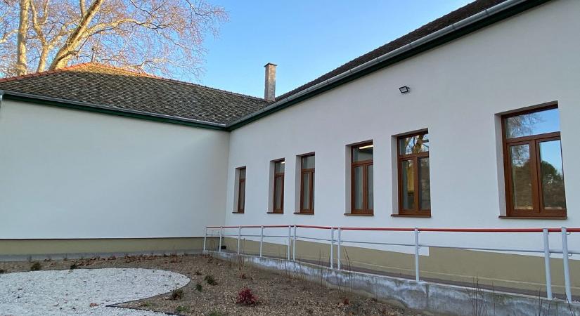 Mintegy 400 millió forintból újult meg a Pszichiátriai Betegek Otthona Baján – fotók, videó