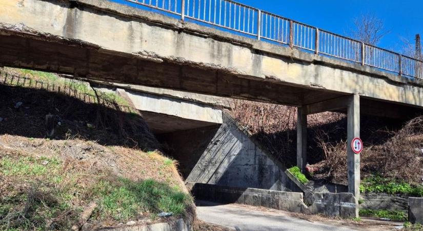 Sürgős beavatkozás Tatabányán: életveszélyes lett a híd, hetekig nem léphetünk rá