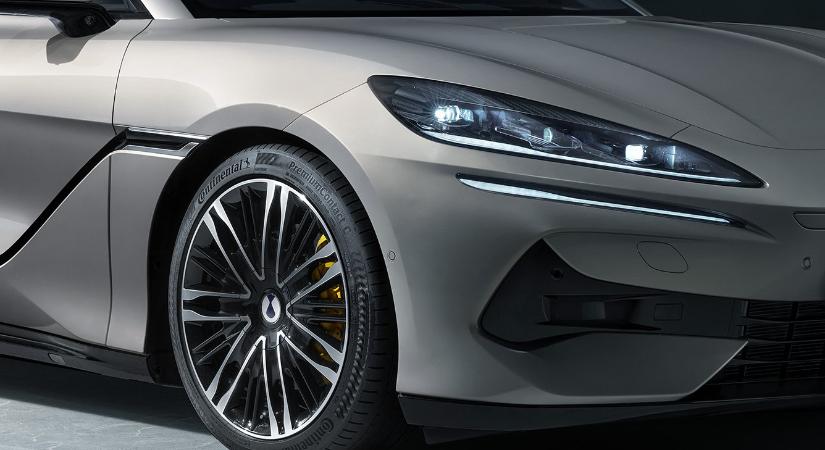 Megjön Európába a benzinesként tankolható brutális villanyautó