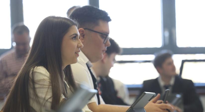 Most már „One” okostanterem is a miskolci gimnáziumban