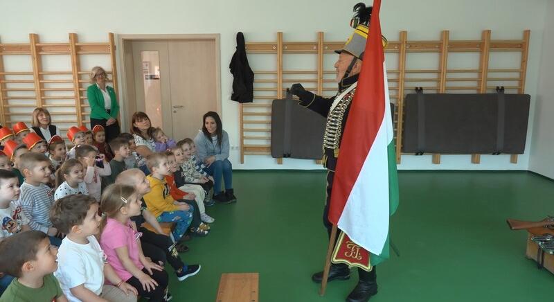 Csákótól a csizmáig, huszárélet az óvodában