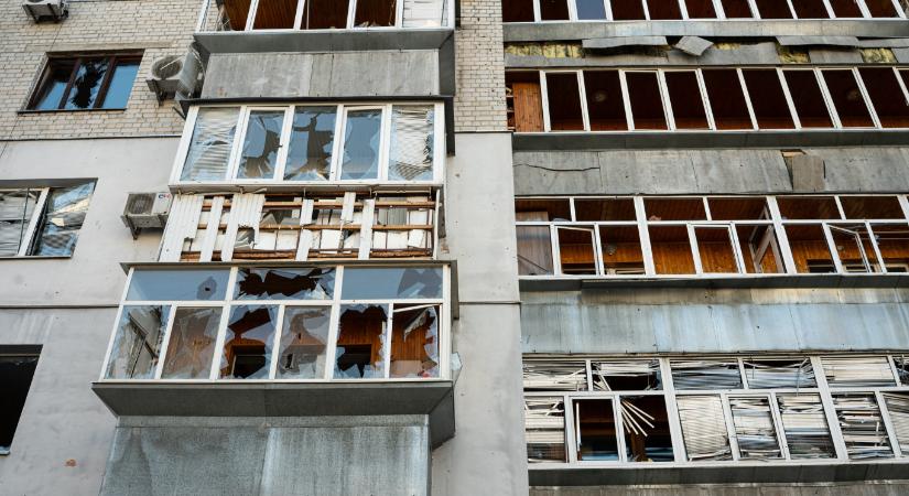 Ukrán dróntámadás ért egy orosz olajfinomítót és kikötőt, Kijev környékén négyen meghaltak