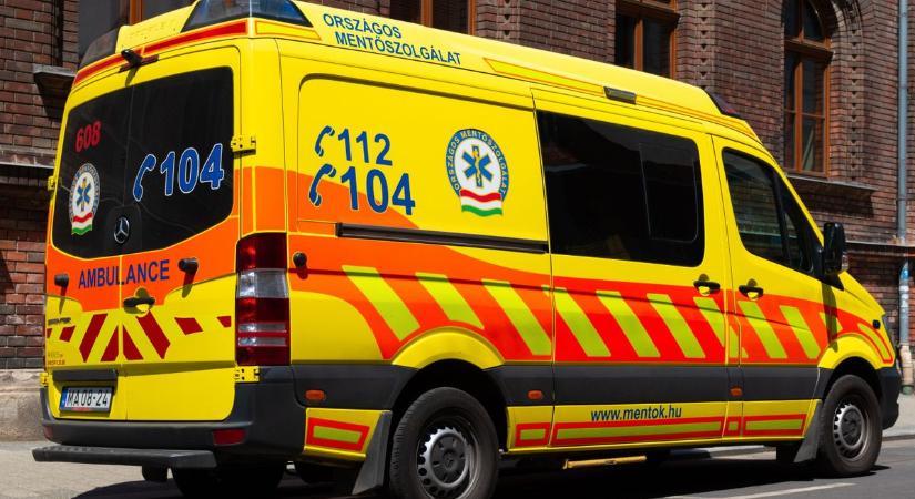 Teljes útzár: árokba hajtott, majd visszacsapódott az úttestre egy autó az M1-esen Bőnynél