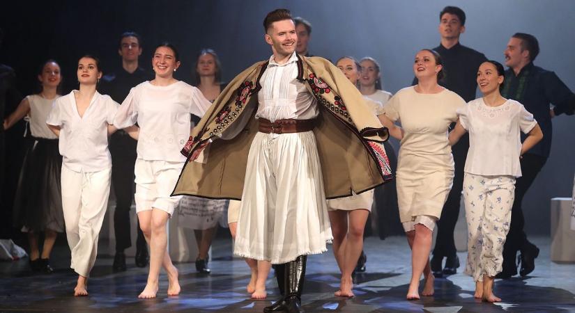 "Férfiasan férfias, nőiesen nőies" - Először mozdult ki Budapestről a folkTREND