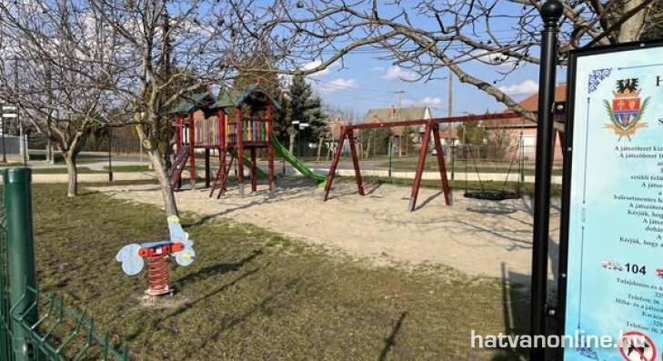 Előbb nyitnak a játszóterek Karácsondon 