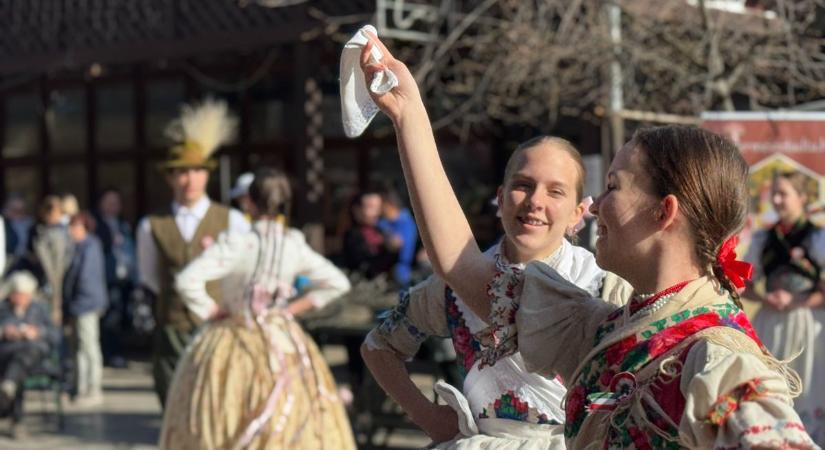 Fantasztikus látványban lehetett része az egrieknek – videón a néptáncosok falshmobja