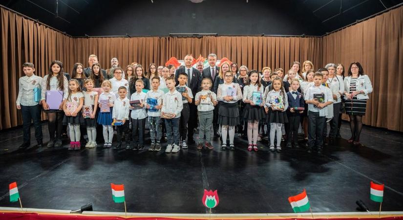 A település kiváló tanulmányi eredményt elért diákjait is jutalmazták az ünnepen