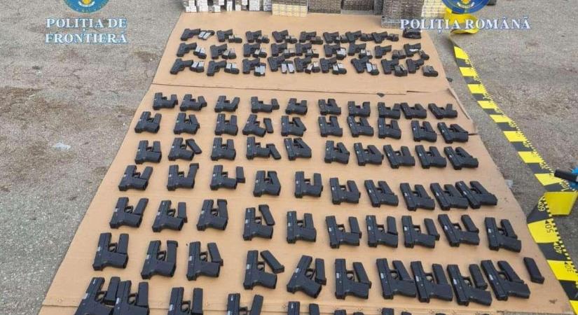 Fegyverszállítmányt kapcsoltak le Calafatnál: pisztolyokat és cigarettát rejtett a török kamion