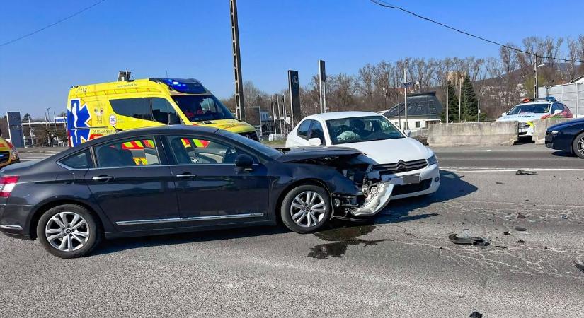 Komoly baleset történt Pécsen: gyerekek is voltak a karambolozó autóban