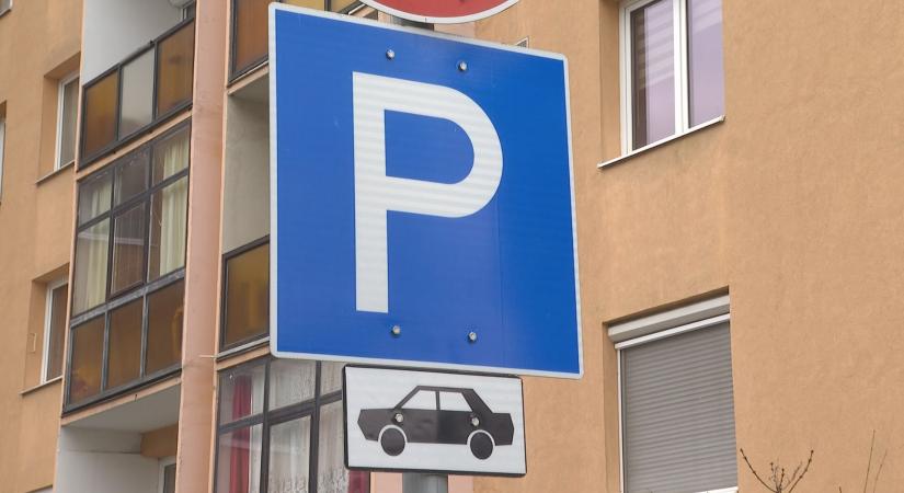 Parkolótakarítás a Kodály Zoltán utcában