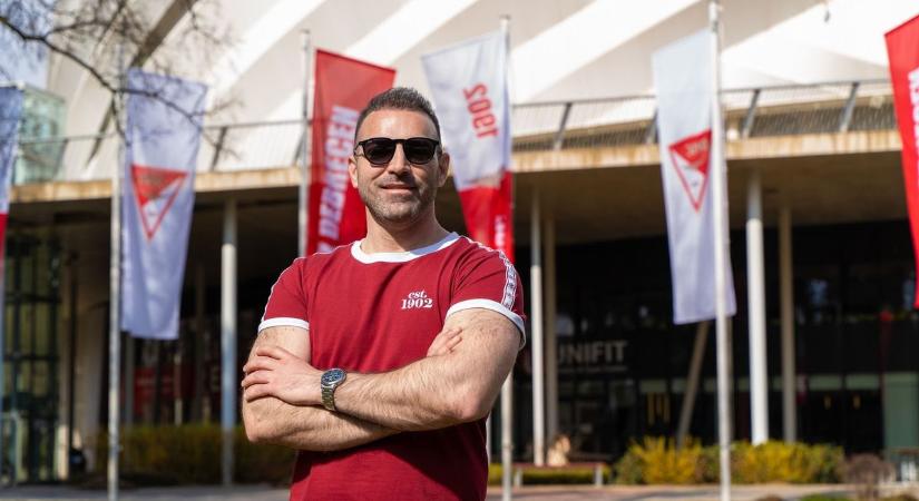 Hiába magyarázkodik a Tisza Párt, egy ruhadarab lebuktatta a karlendítő Tárkányi Zsoltot