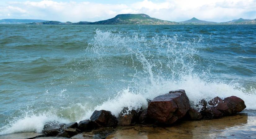 Vészjelzés a Balatonnál, több százezer ember aggódik a nyaralása miatt