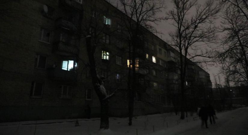 Elsötétült Kijev: vészhelyzeti áramszünetet rendeltek el az újabb rakétatámadás után