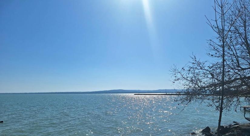 Napsütés és tavaszi meleg van a Balatonnál, de estére jöhet meglepetés képek, videó