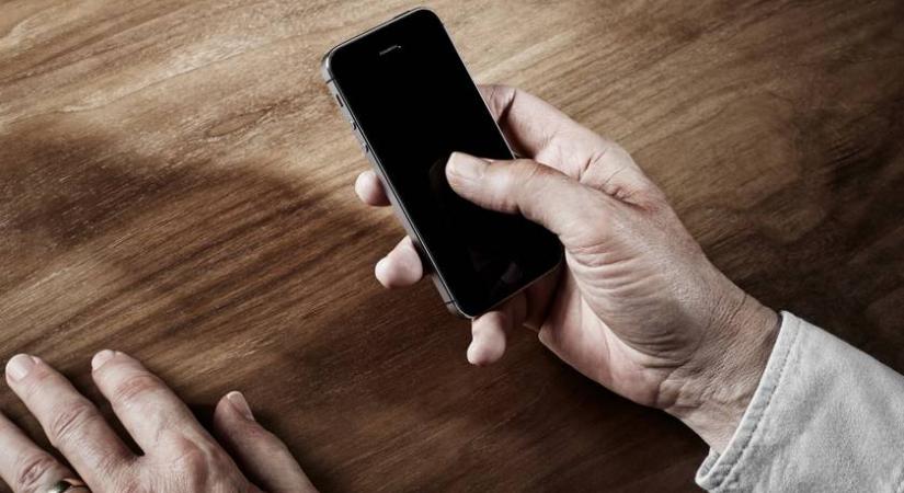 Ha te is mobilozol ebben a helyiségben, komoly fájdalomra számíthatsz