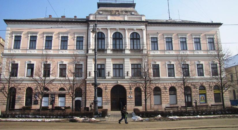 Piacra dobták a debreceni palotát