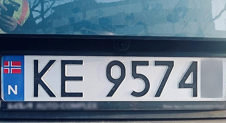Svájcban bérelt egy autót, de nem adta vissza, inkább rendelt rá a netről egy hamis norvég rendszámot