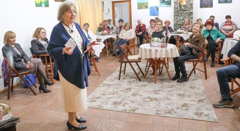 Benke Éva megnyitotta a Nők Szalont a Herényiek Házában - Voltaire-nek is tetszene