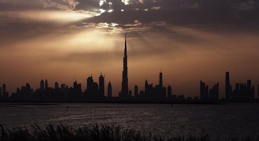 Irán hadat üzent a dubajozásnak, de megvéd az uralkodó