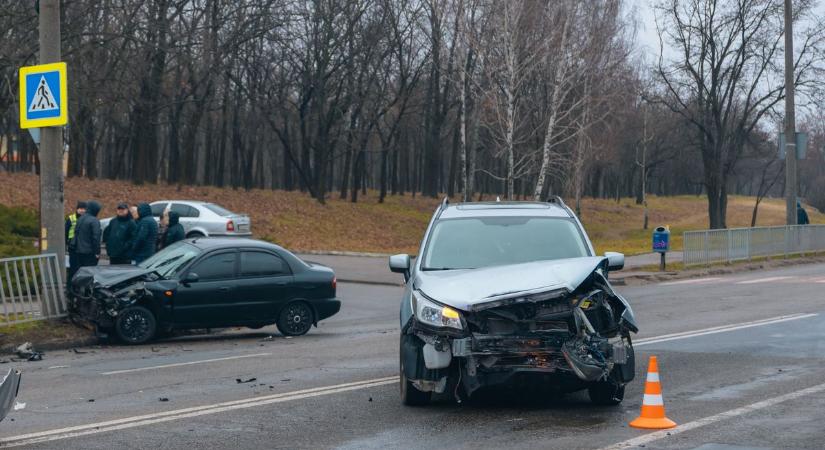 Hatalmas baleset Tiszasülyön – egy szabadnapos tűzoltó segített a helyszínen