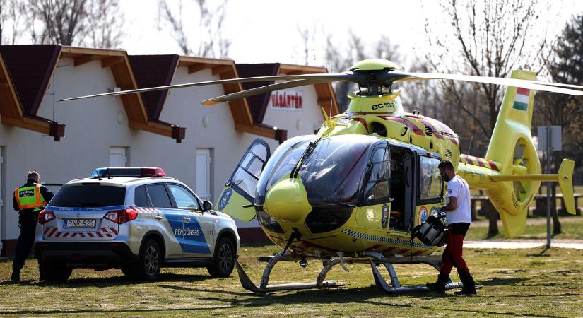 Mentőhelikopter szállt le a halasi vásártéren – hiába küzdöttek egy férfi életéért a mentők – fotó, videó