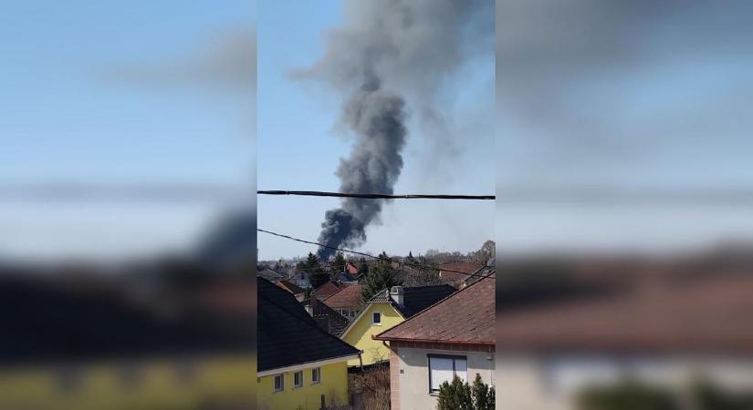 Brutális füstoszlop! Valami nagyon ég Borbányán!