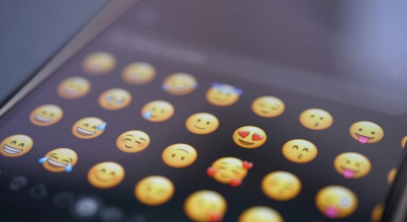8 új emoji érkezik az iPhone-okra – köztük egy botrányos ikon, ami miatt az Apple egyszer már bocsánatot kért