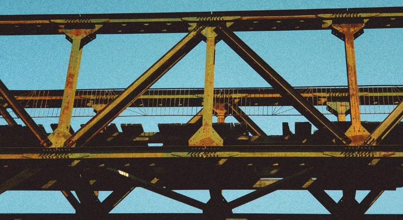 18 éves fiú zuhant a mélybe a dombóvári vasúti hídról, videón a drámai mentőakció