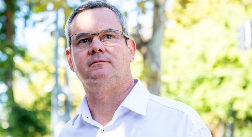 Takács Péter a kommunista hatalomátvétel szimbólumának dalát használta egy videója alatt