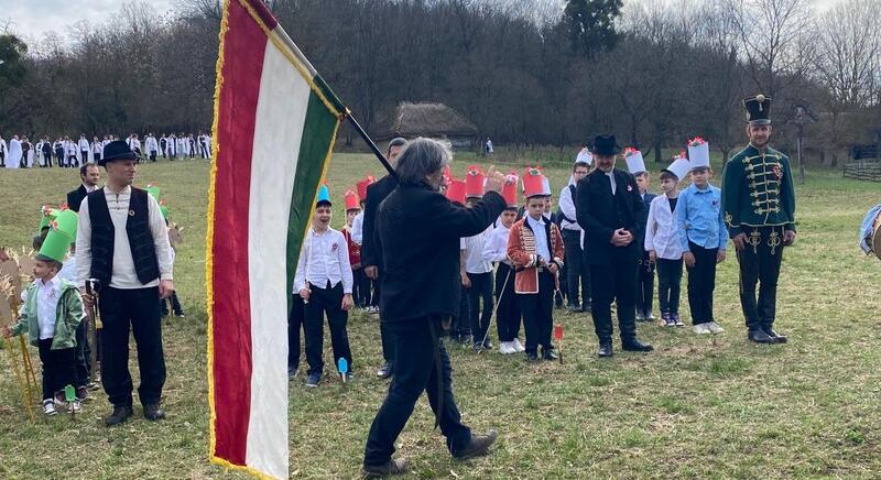 Forradalmi játék a szennai skanzenben