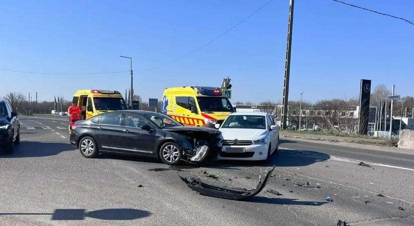 Durva baleset árnyékolta be a szombati napsütést Pécsen, két gyermekért indult szirénázva a mentő