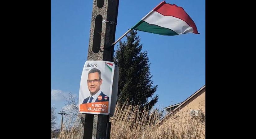 Takács Péter fideszes államtitkár az 1949-es kommunista hatalomátvétel szimbólumával kampányol