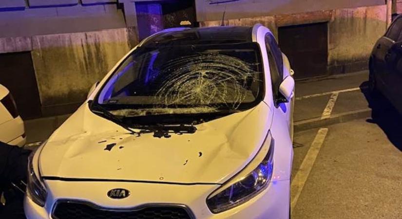 Autóra zuhant, meghalt egy 24 éves férfi, aki kiugrott az ablakból a budapesti Vörösmarty utcában