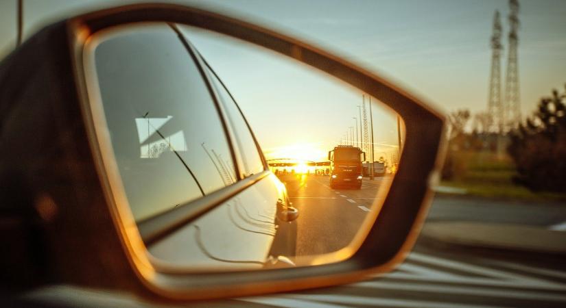 Újdonság az utakon, mostantól ilyen kamerákkal figyelik a sofőröket