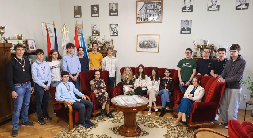 Taroltak a radnótisok: négy éremmel tértek haza az országos matekversenyről