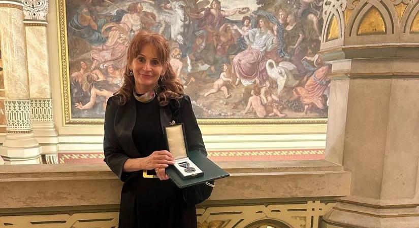 Érdemkereszttel tüntették ki a szeretett tatai prímást, Bottyán Ildikót