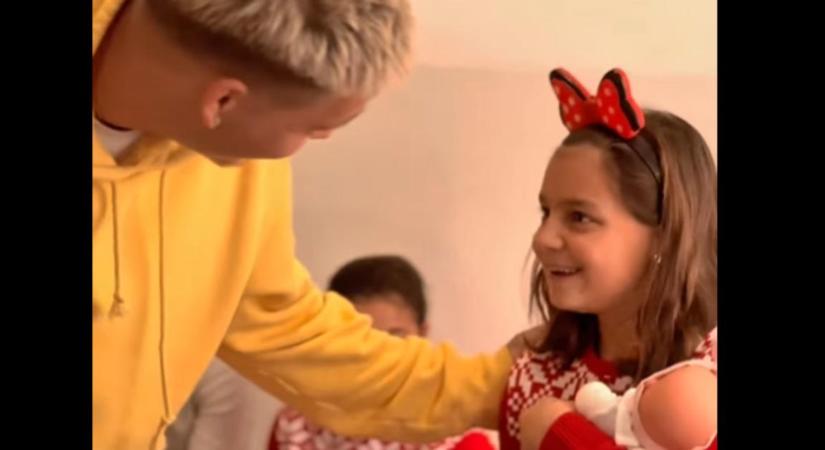 Dallal fogadta Manuelt egy kislány a debreceni gyermekotthonban – videóval