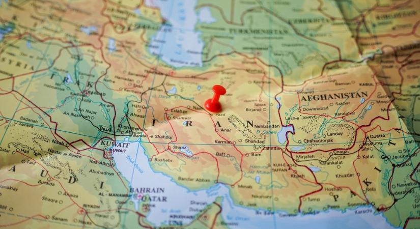 Drámai fordulat a Hormuzi-szorosnál: Irán válogatva engedi át a hajókat