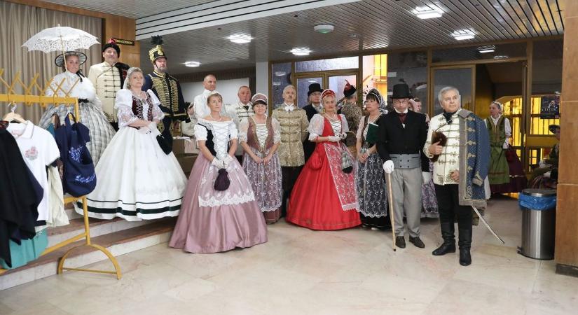 A hagyomány tovább él a ruhatárunkban - divatbemutató és forradalmi menü az MMIK-ban - fotók