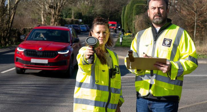 Elegük lett, saját maguk fülelik le a gyorsan hajtó autósokat a kertvárosi utcákon