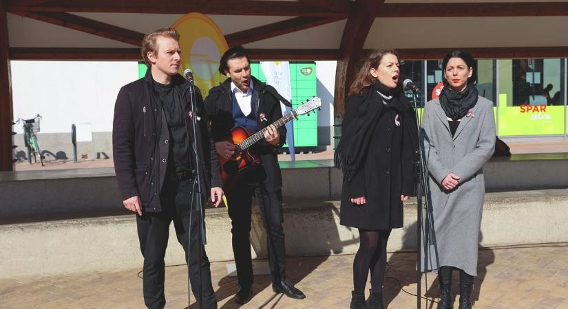 Színészek járták a várost: különleges műsorral lepték meg a szegedieket