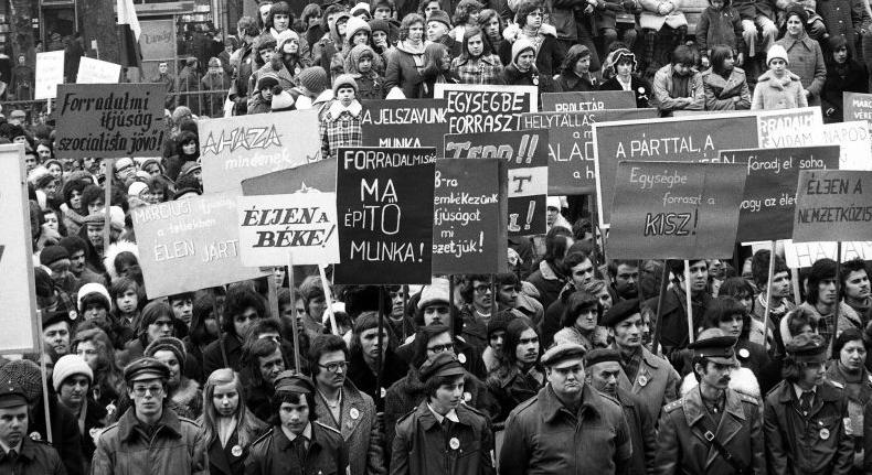 A kommunista hatalomátvétel dalával hangolt Takács államtitkár március 15-re