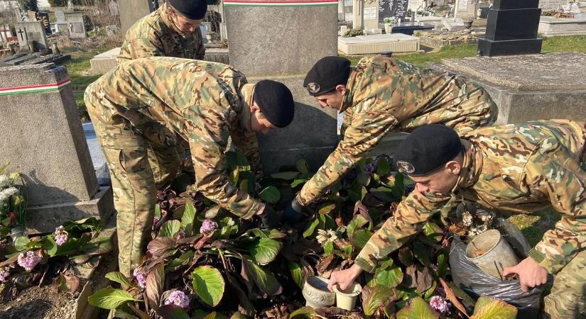 Fiatalok és veteránok együtt tették rendbe a temetőt