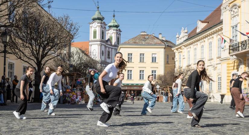 Flashmobokkal hangolódik Székesfehérvár március 15-re (galéria, videó)