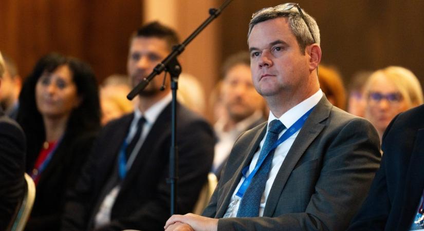 „Látom, a komcsiknak továbbra sem erőssége az irónia” – Takács Péter törölte a videót, amiben kommunista hatalomátvétel dalát használta