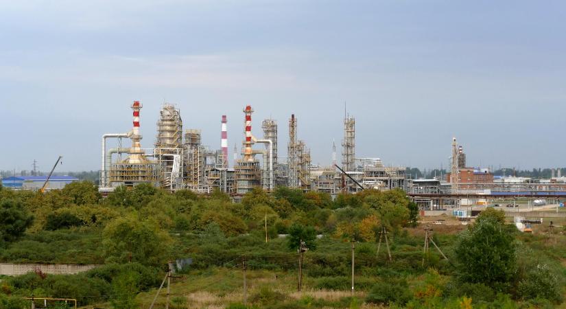 Ukrán dróntámadás érte Oroszország egyik legnagyobb olajfinomítóját