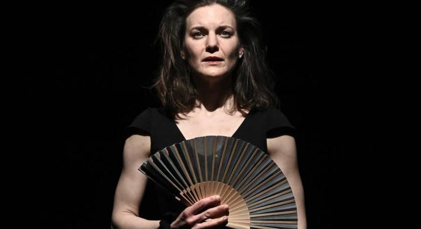 A meddőség stigmájával újrakezdeni nőként: kibeszéletlen témát feszeget a Hosszú virágzás című színdarab