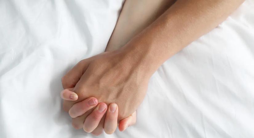 "Kikészültem: 38 éves vagyok és dobott a 61 éves szeretőm, hogy a férjével lehessen"