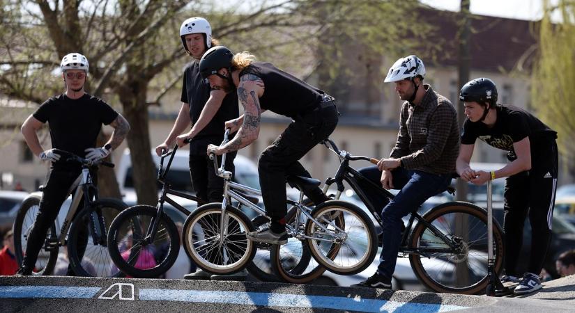 Új bringás paradicsom Soltvadkerten: több mint 50 millióból épült pumpapálya a város központjában – fotók, videó